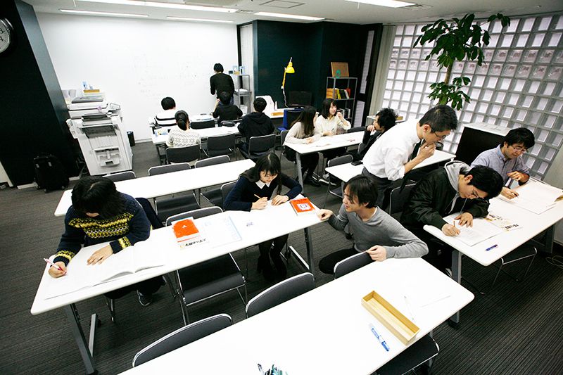 新テスト対策対応と豊富な大学別情報<br>優秀な講師を世界から積極採用。